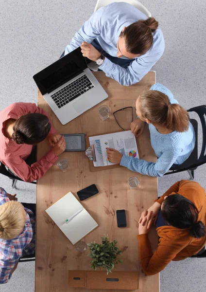 Biznesmeni Siedzący Dyskutujący Spotkaniu Biznesowym Biurze — Zdjęcie stockowe