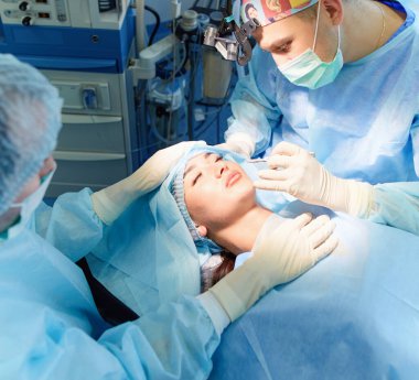 Ameliyathanede çalışan bir cerrah..