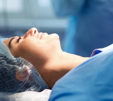 Ameliyathanede çalışan bir cerrah..