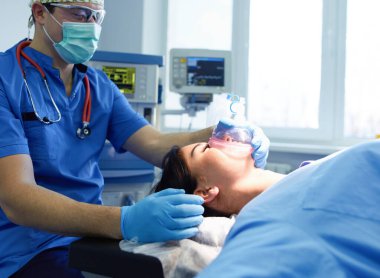 Ameliyathanede çalışan bir cerrah..