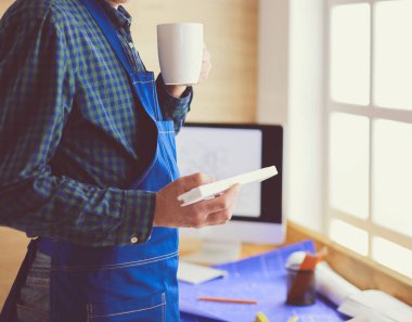 Ofisteki çizim masasında çalışan mimar.