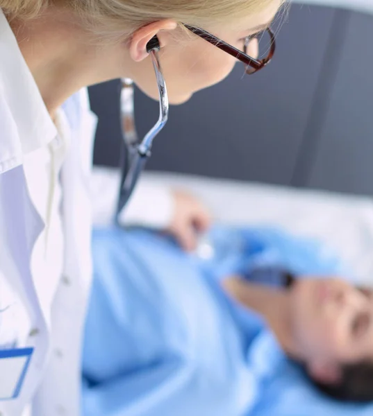 Arzt Und Patient Diskutieren Etwas Während Sie Tisch Sitzen Medizin — Stockfoto