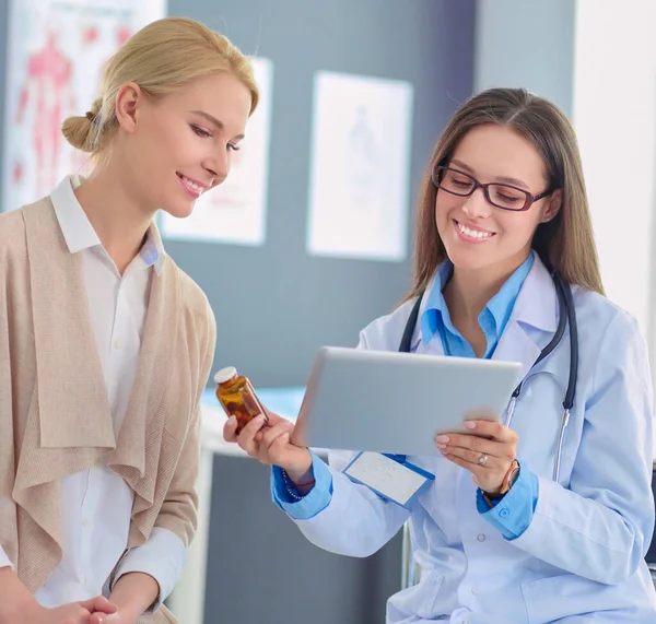 Doktorn Och Patienten Diskuterar Något När Sitter Vid Bordet Medicin — Stockfoto