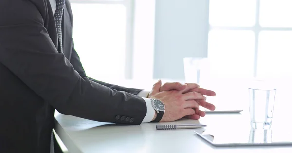 Porträtt Ung Man Som Sitter Vid Sitt Skrivbord Kontoret — Stockfoto