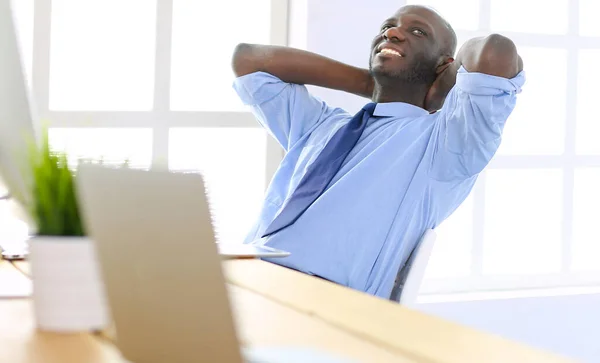 Afrikansk Amerikansk Affärsman Headset Arbetar Sin Bärbara Dator — Stockfoto