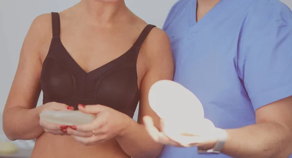 Arzt Zeigt Junge Patientin Ihre Brust Seinem Büro Krankenhaus — Stockfoto