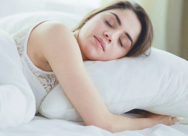 Όμορφη Γυναίκα Ξαπλωμένη Στο Κρεβάτι Της Στο Σπίτι — Φωτογραφία Αρχείου