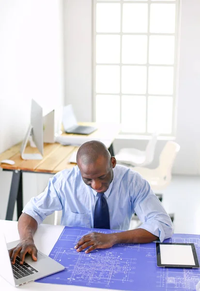 Afroamerikansk Arkitekt Som Arbetar Med Datorer Och Ritningar Kontoret — Stockfoto