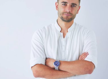 Genç iş adamı beyaz arka planda tek başına duruyor.