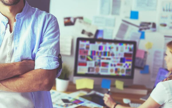 Porträt Eines Jungen Designers Vor Laptop Und Computer Während Der — Stockfoto