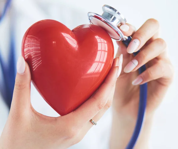 Médico Con Estetoscopio Examinando Corazón Rojo Aislado Sobre Fondo Blanco — Foto de Stock