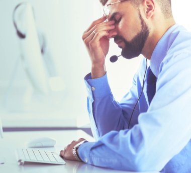 Ofisteki aşırı işten memnun olmayan yakışıklı bir iş adamı.