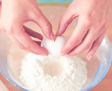 Kadın mutfakta pasta yapıyor..