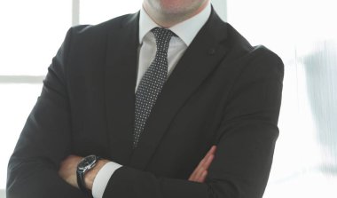 Dışarıda duran kendinden emin bir iş adamının portresi.