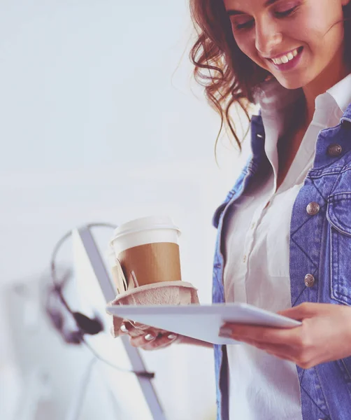 Kvinna Dricka Kaffe Och Använda Tablett Caféet — Stockfoto