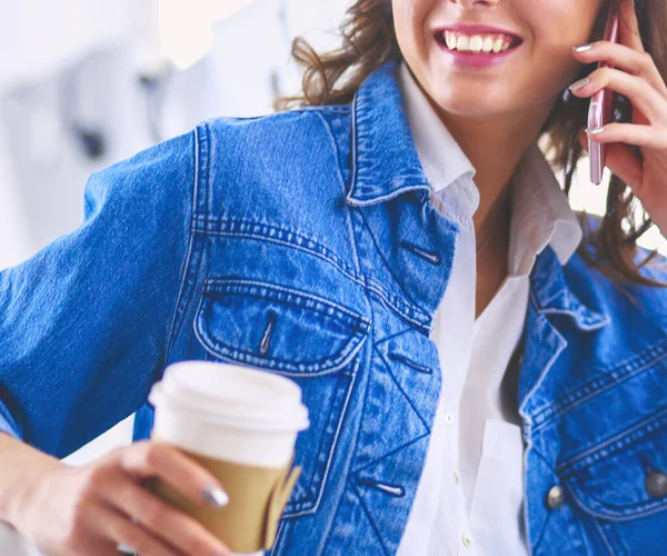 Junge Frau Café Trinkt Kaffee Und Telefoniert — Stockfoto