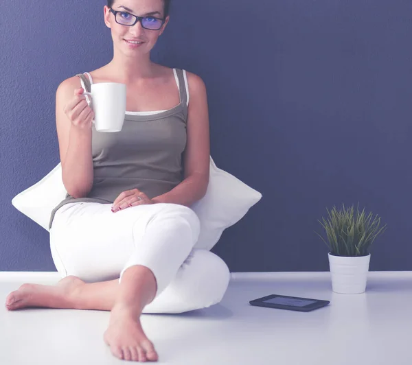 Atractiva Joven Mujer Sosteniendo Una Taza Café Sonriendo Mientras Está —  Fotos de Stock