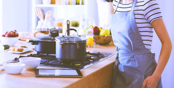 Mujer Joven Usando Una Tableta Para Cocinar Cocina — Foto de Stock