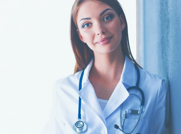 白い背景に隔離された女性医師の肖像画 — ストック写真