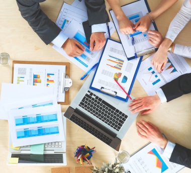 İş adamları iş toplantısında, ofiste oturup tartışıyorlar..