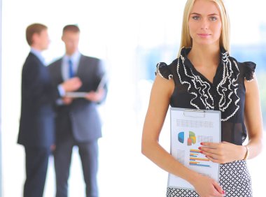 Bir klasörde elleri ile ön planda duran iş kadın .