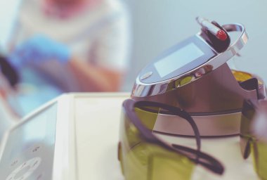 Modern diş muayenehanesindeki dişçi aletleri setinin görüntüsünü kapat.