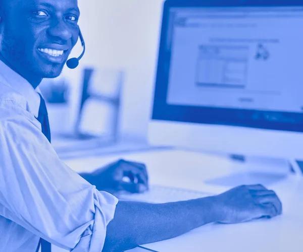 Afrikai Amerikai Üzletember Headseten Dolgozik Laptopján — Stock Fotó