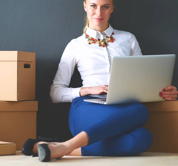 Frau Sitzt Auf Dem Boden Neben Einer Schachtel Mit Laptop — Stockfoto