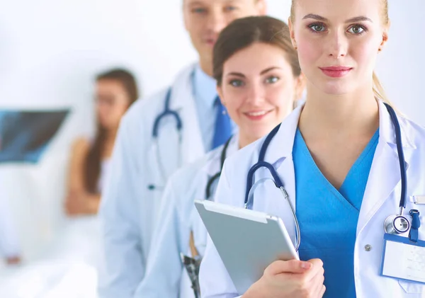 Retrato Del Grupo Colegas Sonrientes Del Hospital Pie Juntos — Foto de Stock