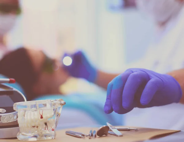 Dentista Masculino Mayor Ajusta Reflector Antes Comenzar Trabajar — Foto de Stock