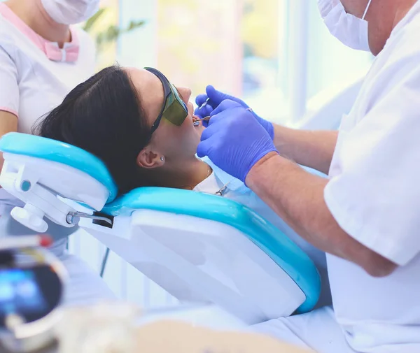 Homem Dentista Trabalhando Seus Pacientes Dentes — Fotografia de Stock