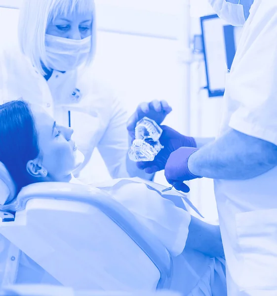 Männliche Zahnärzte Untersuchen Und Bearbeiten Junge Patientinnen — Stockfoto