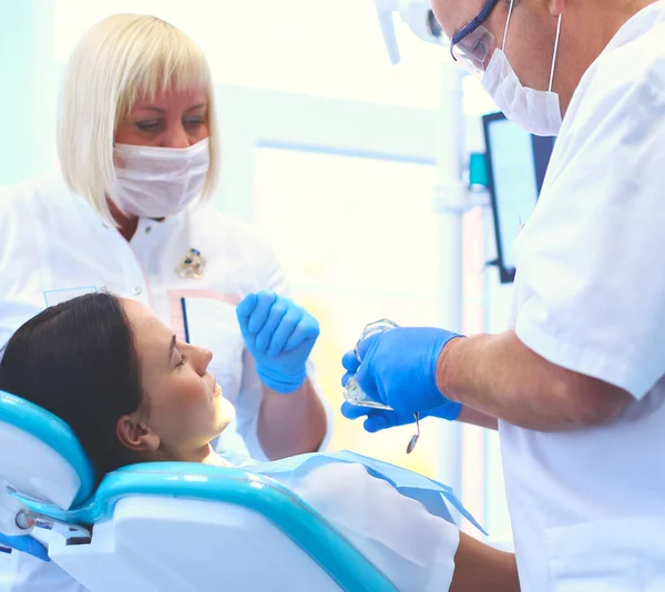Diş Hekimi Asistanı Kapsamlı Bir Muayene Yapıyorlar — Stok fotoğraf