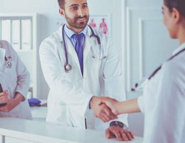 Genç tıp doktoru ofiste el sıkışma.