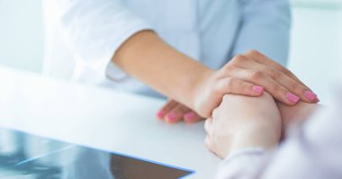 Kadın doktor bir hastaya danışmanlık yapıyor ve tıbbi bilgi ve teşhisi açıklıyor..