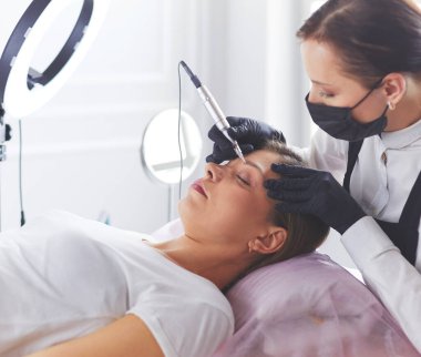 Mikroplu kaşlar güzellik salonunda akıyor.