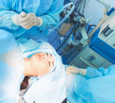 Ameliyathanede çalışan bir cerrah..