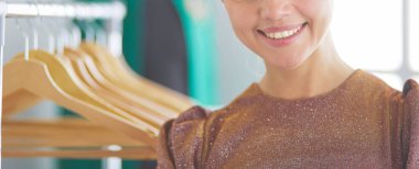 Askıları olan güzel bir stilist..