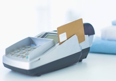 Müşteri ile smartphone Nfc teknolojisi kullanılarak dükkanda ödüyor. NFC teknolojisi. Müşteri ödeme.