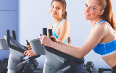 Bir grup insan üzerinde eğitmenler egzersiz jimnastik salonu .