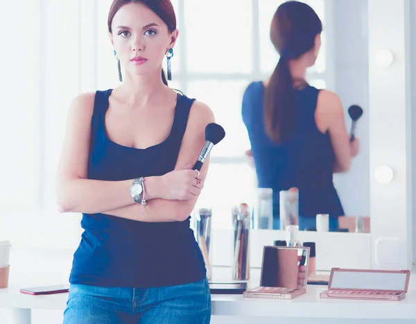 Gadis Cantik Dengan Sikat Mesiu Untuk Make Makeup Make Menerapkan — Stok Foto