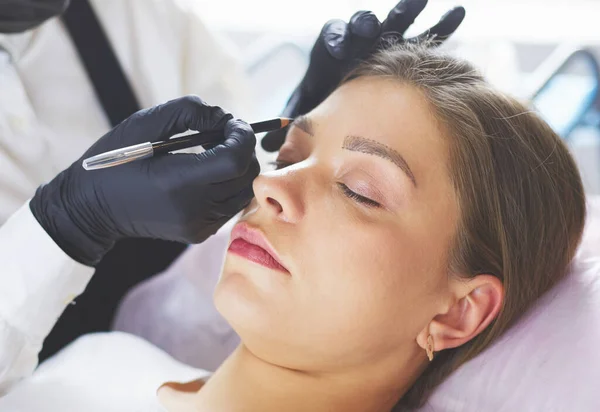 Cosmetologist Applying Permanent Make Eyebrows — Stock Photo, Image
