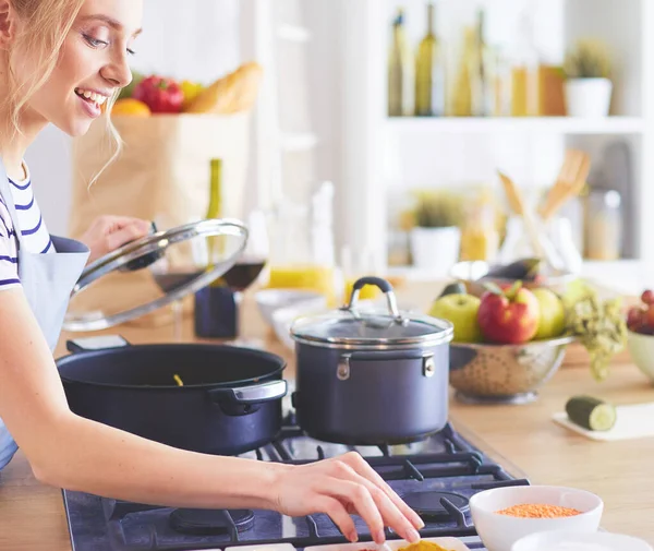 Schöne Junge Frau Kocht Hause Der Küche — Stockfoto