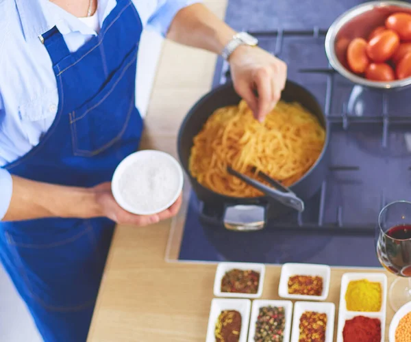 Homme Préparant Des Aliments Délicieux Sains Dans Cuisine Maison — Photo