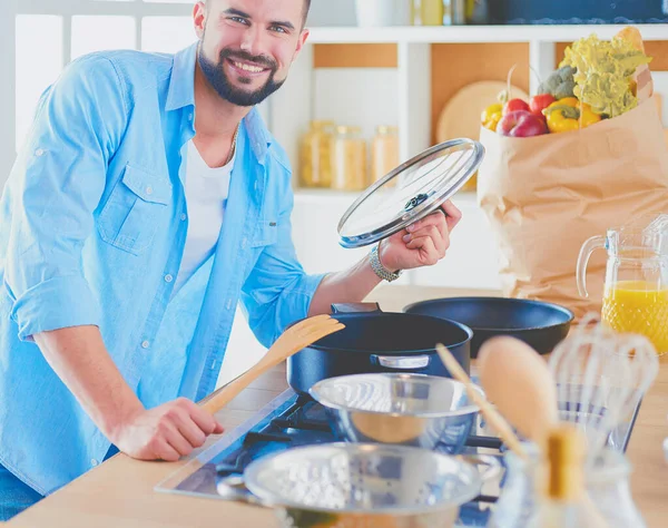 Mann Folgt Rezept Auf Digitalem Tablet Und Kocht Leckeres Und — Stockfoto