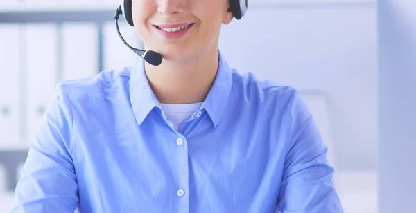 Komoly Csinos Fiatal Dolgozik Támogató Telefon Kezelő Fülhallgató Irodában — Stock Fotó