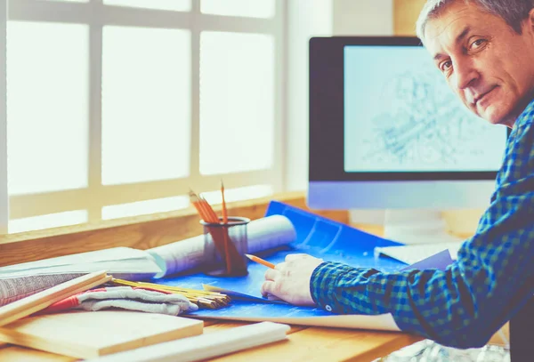 Architect Werkt Aan Tekentafel Kantoor — Stockfoto