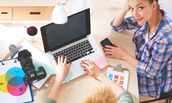 Fotografin Sitzt Mit Laptop Schreibtisch — Stockfoto