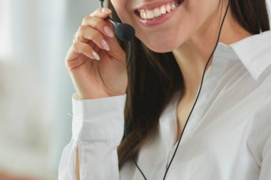 Ofiste dizüstü bilgisayarda çalışan çekici kadın. İş adamları.