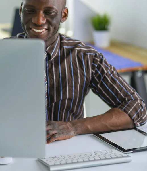 Stilig Afro Amerikansk Affärsman Klassisk Kostym Att Använda Laptop Och — Stockfoto